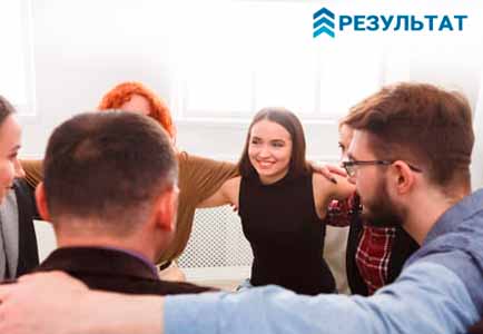 Реабилитация наркозависимых Дей Топ Группа людей держатся за руки на тренинге