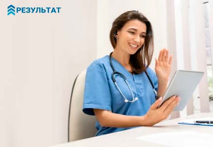 Врач общается с пациентом по видеосвязи