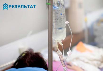 Женщина под капельницей в клинике
